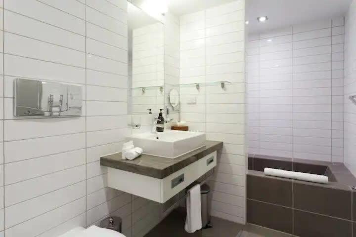Stunning Lakeview 1 Bedroom Apartment Queenstown Bagian luar foto